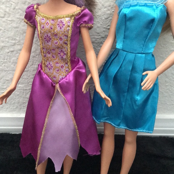2 Barbie dolls fully dressed. - Picture 5 of 10